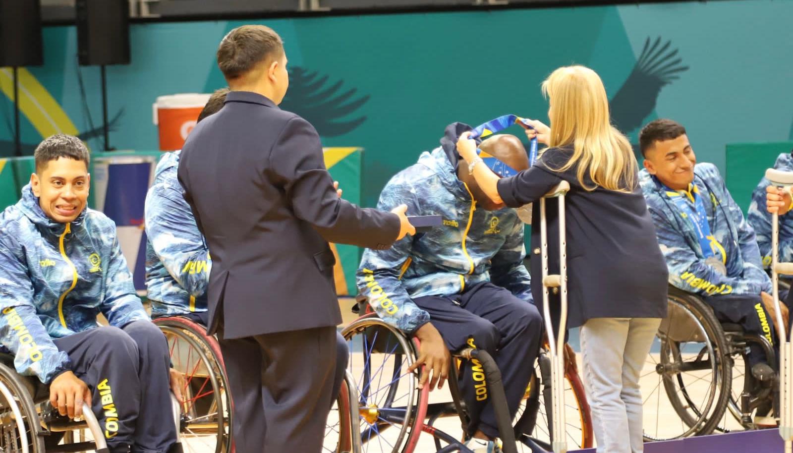 La Gobernadora Elsa Noguera premiando a la selección Colombia de Baloncesto en silla de ruedas.