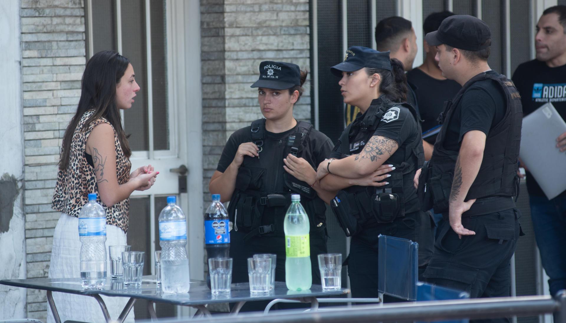 Agustina Scaglia, prima de Antonela Rocuzzo, hablando con policías.
