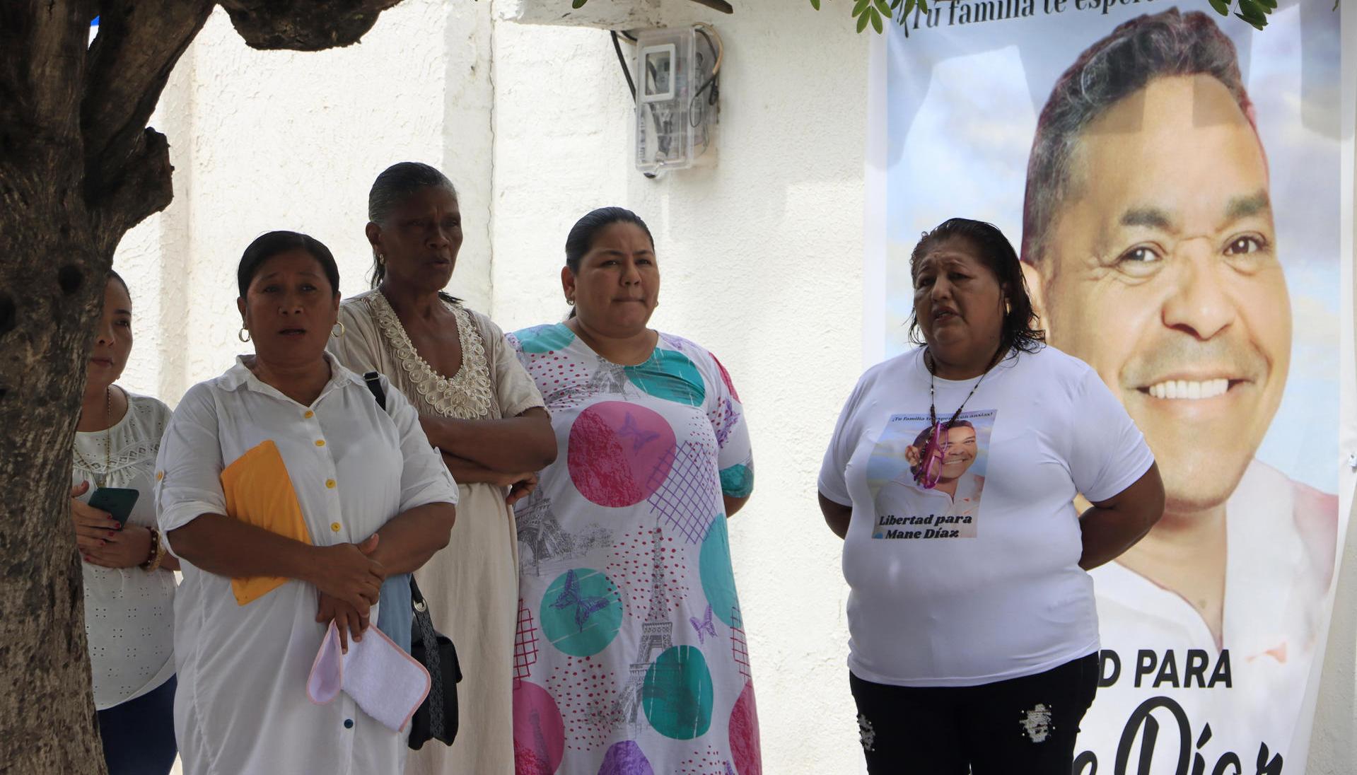 Familiares y vecinos de Luis Díaz en Barrancas, La Guajira. 