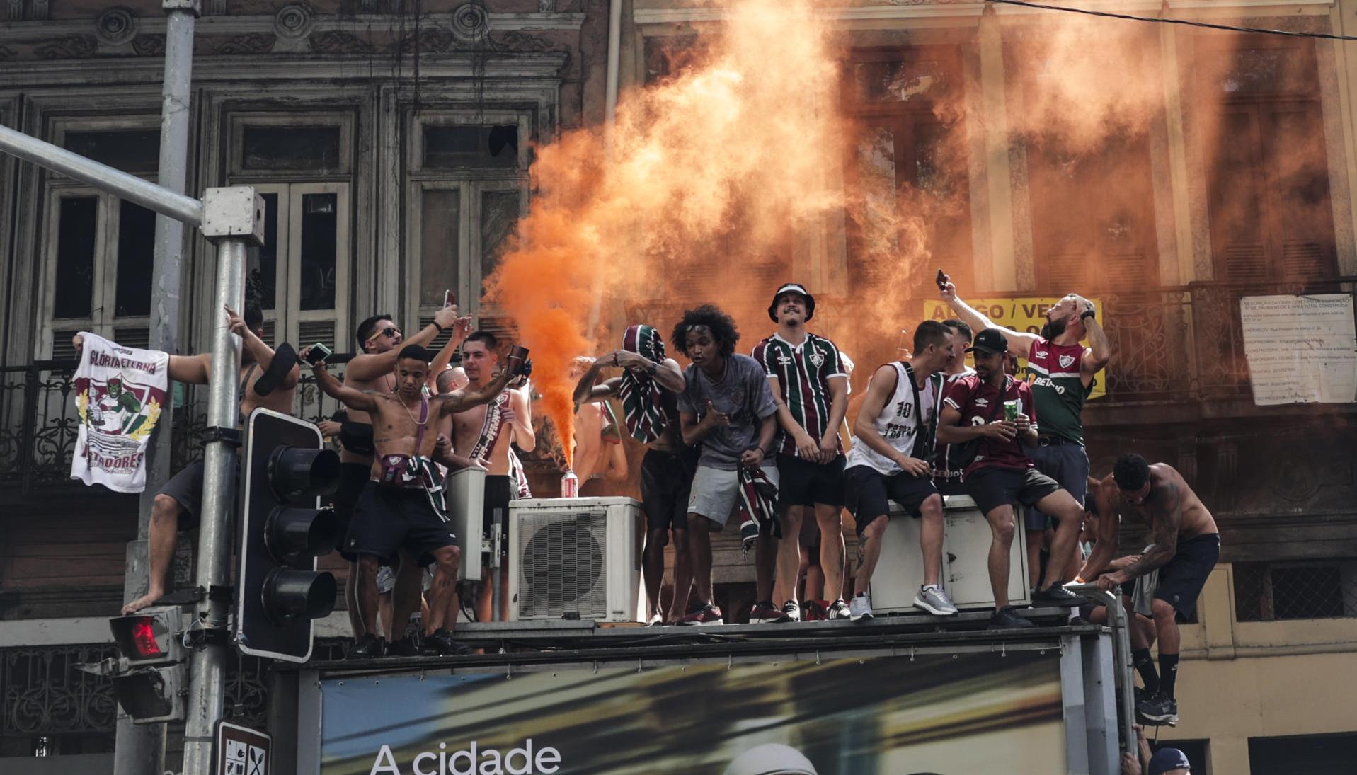 Jugadores de Fluminense en medio de una caravana en Río de Janeiro.