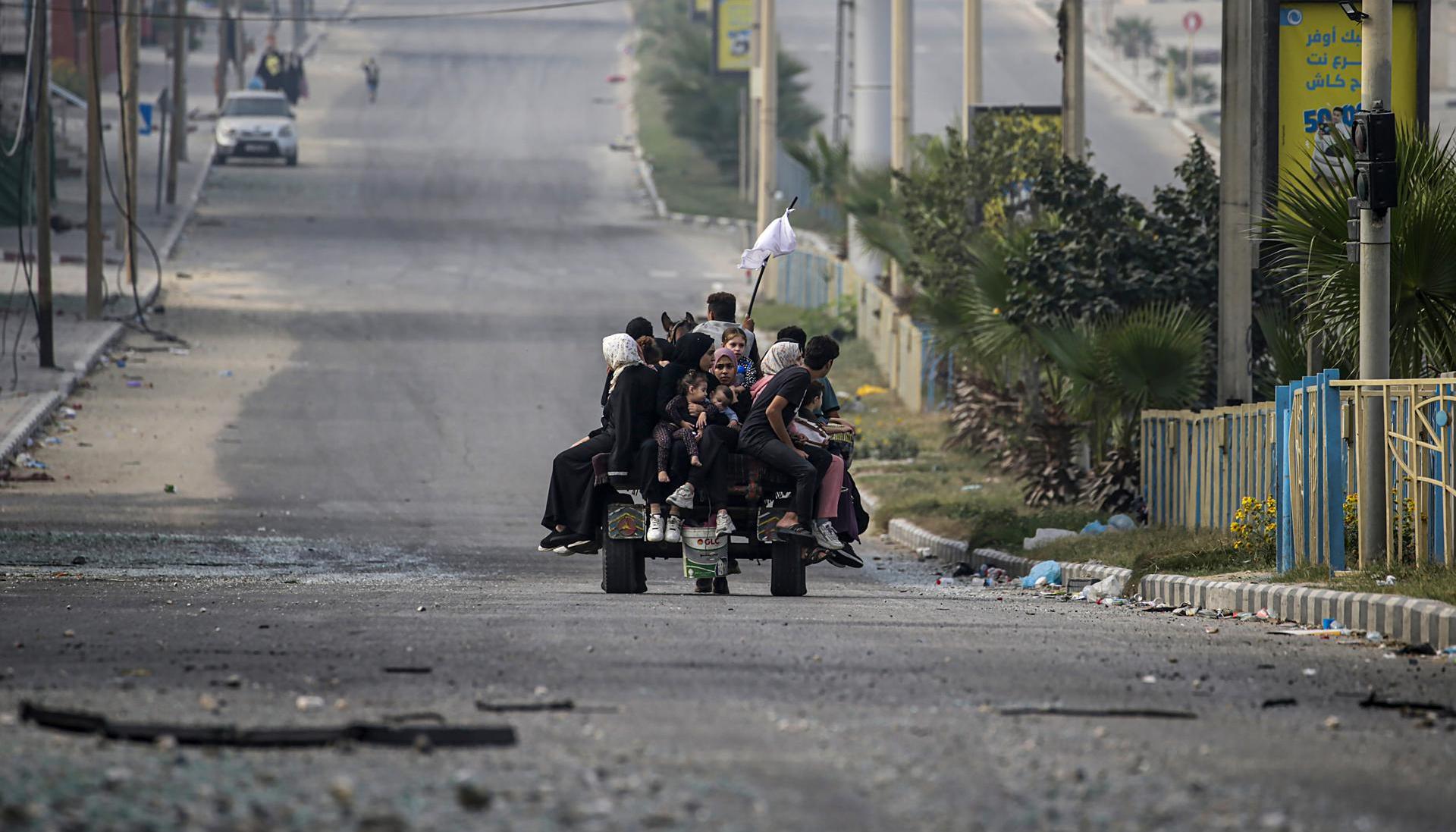 Los residentes evacuan la ciudad de Gaza.