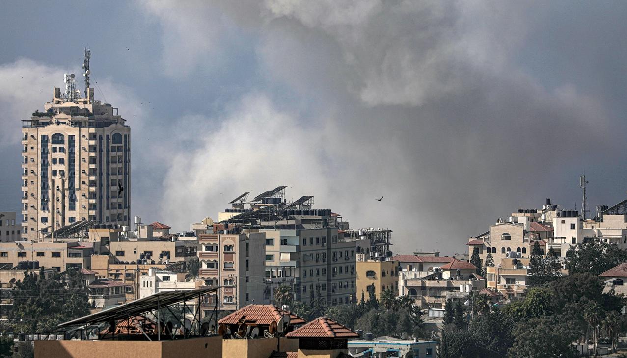 Explosiones sobre Gaza este lunes por los ataques israelíes.
