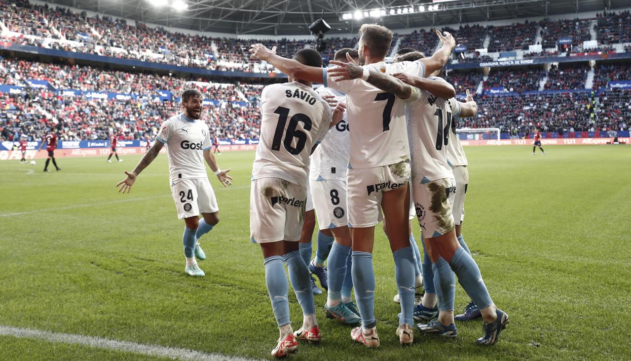Los jugadores del Girona celebrante ante el Osasuna.