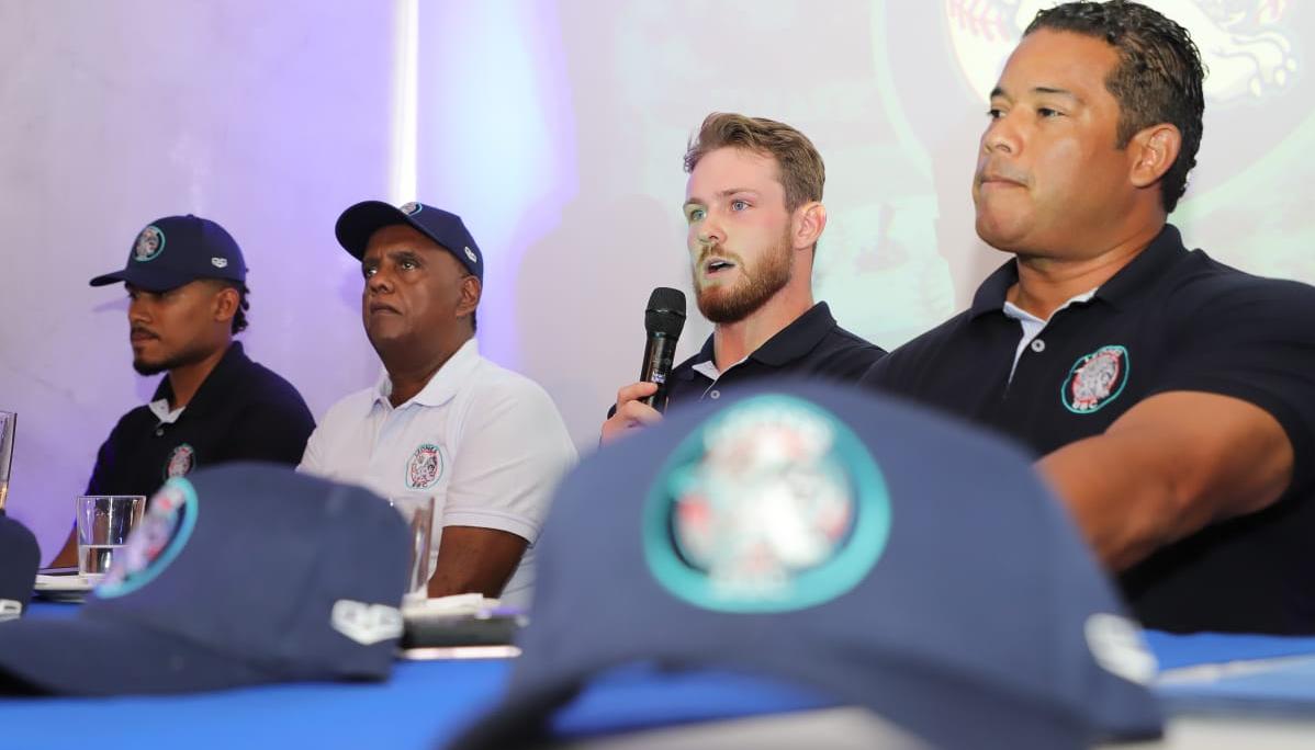 El mánager Jonathan Prieto y el gerente Erasmo Pérez durante la presentación de Leones.