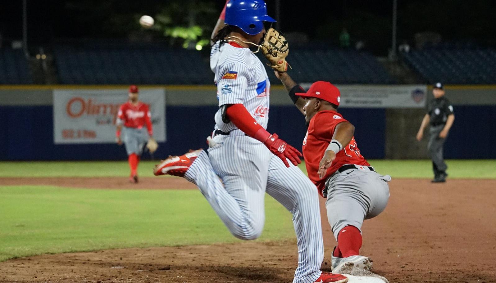Yeison Coca, de Caimanes, llega quieto a la inicial.
