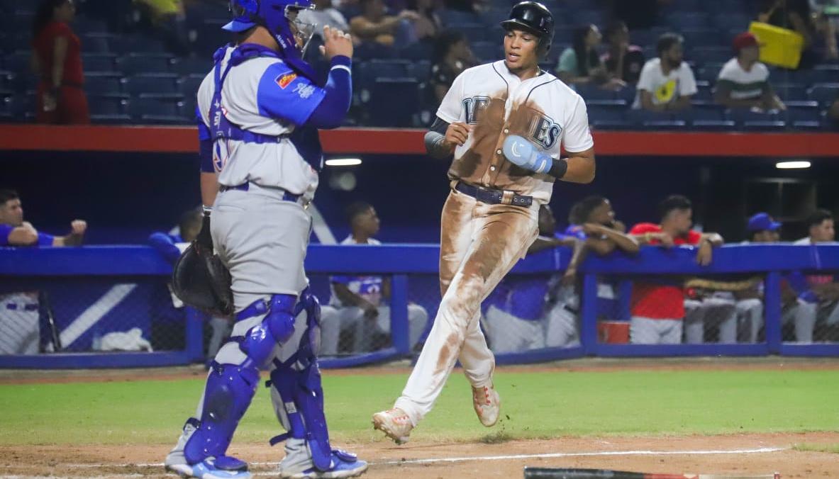 Christian Sepúlveda anota la primera carrera de Leones, en el tercer inning. 
