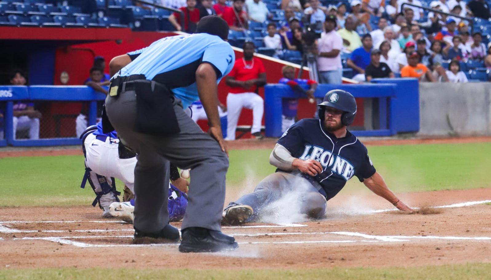 Luke Brown anota la primera carrera para Leones, en el primer inning. 