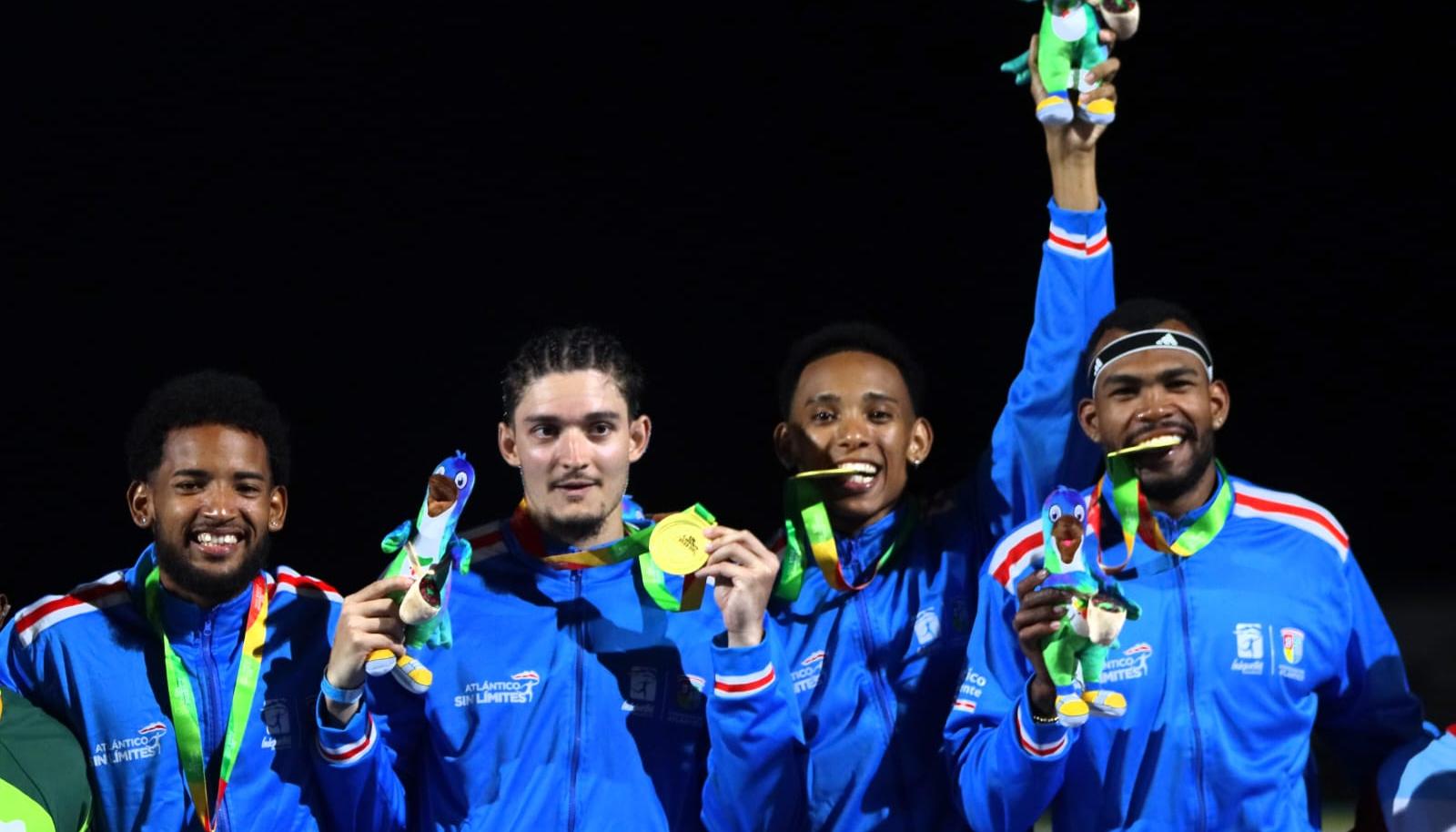 Equipo de relevo 4x400 de Atlántico, medalla de oro. 
