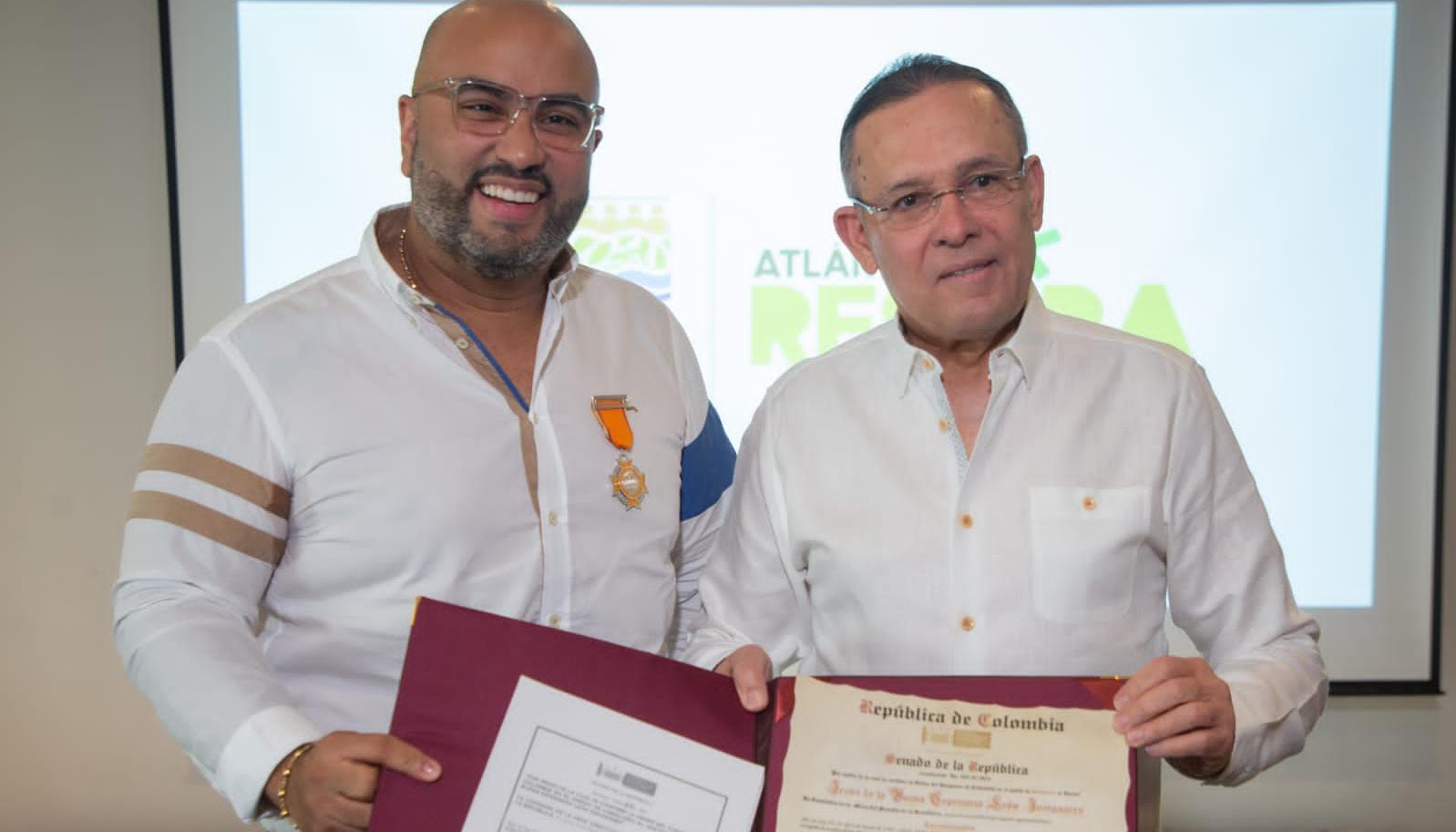 El director de la CRA, Jesús León Insignares y el senador Efraín Cepeda.