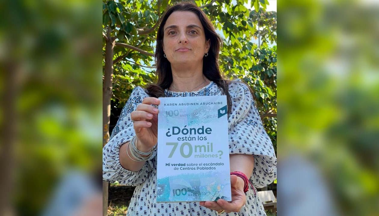 La exministra Karen Abudinen con su libro "¿Dónde están los 70 mil millones de pesos?" que acaba de lanzar