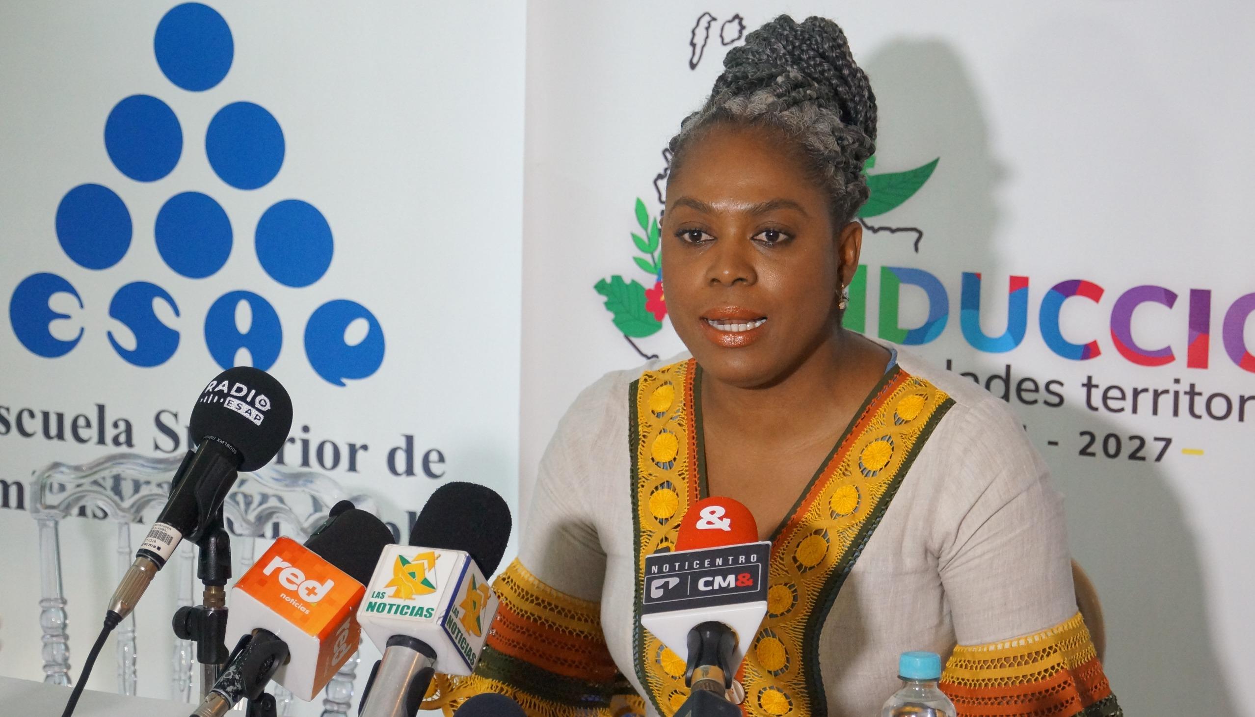 La Ministra de Educación en rueda de prensa en Barranquilla.