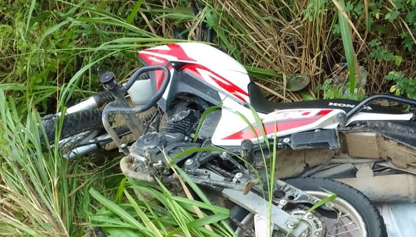 La moto quedó encima del cuerpo del hombre que fue encontrado muerto.