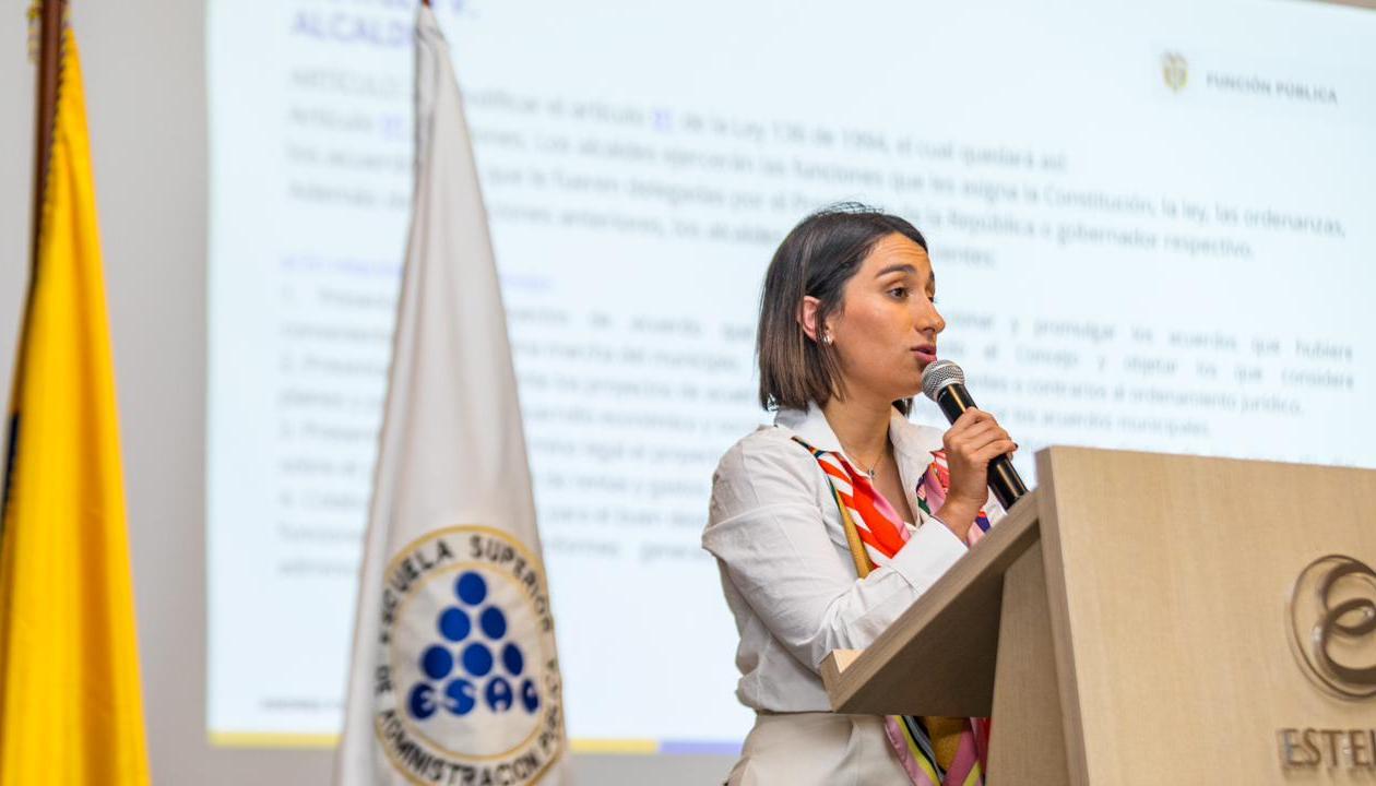 Laura Sarabia en la cumbre con alcaldes electos