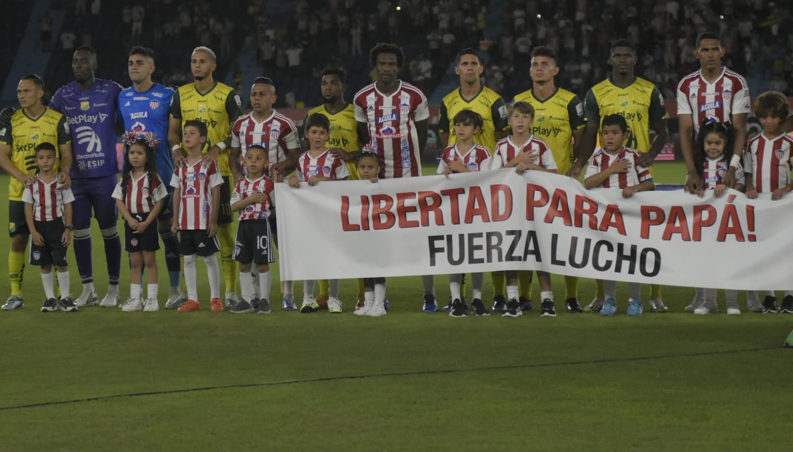 La pancarta que mostraron Junior y el Atlético Huila.