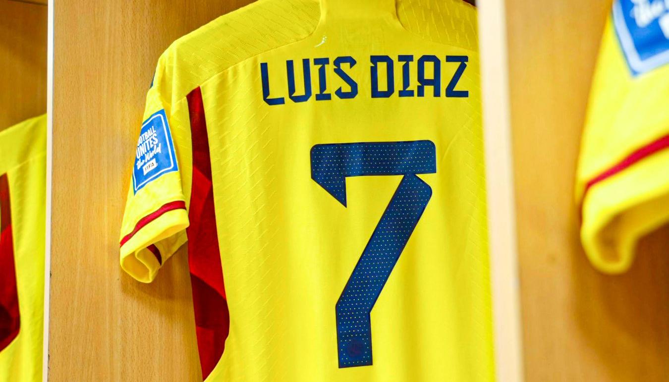 Camiseta de Luis Díaz en el camerino de la selección Colombia.