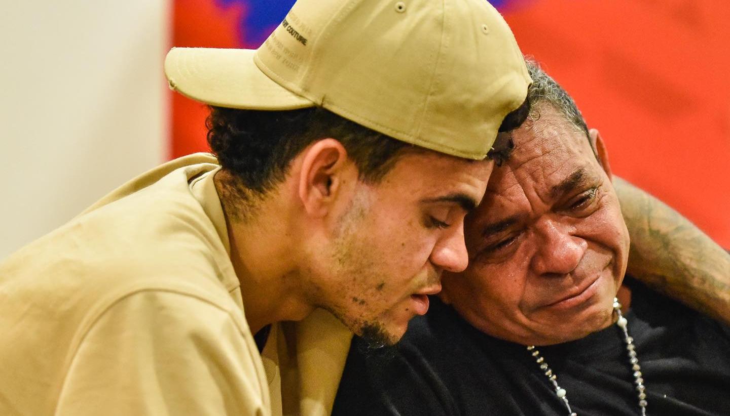 Luis Díaz llorando al lado de su padre Luis Manuel Díaz.