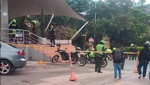 La Policía acordonó el área donde quedaron tendidos los tres hombres asesinados. 