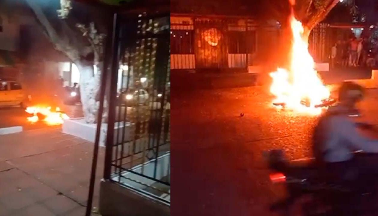 Moto de los presuntos ladrones que fue quemada por la comunidad. 