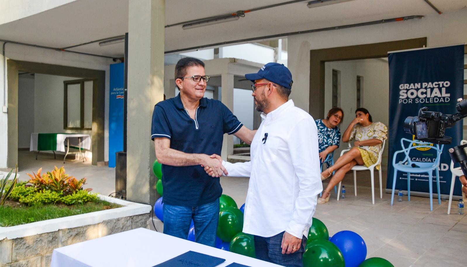 El alcalde Rodolfo Ucrós haciendo entrega de la primera fase de Uniatlántico. 