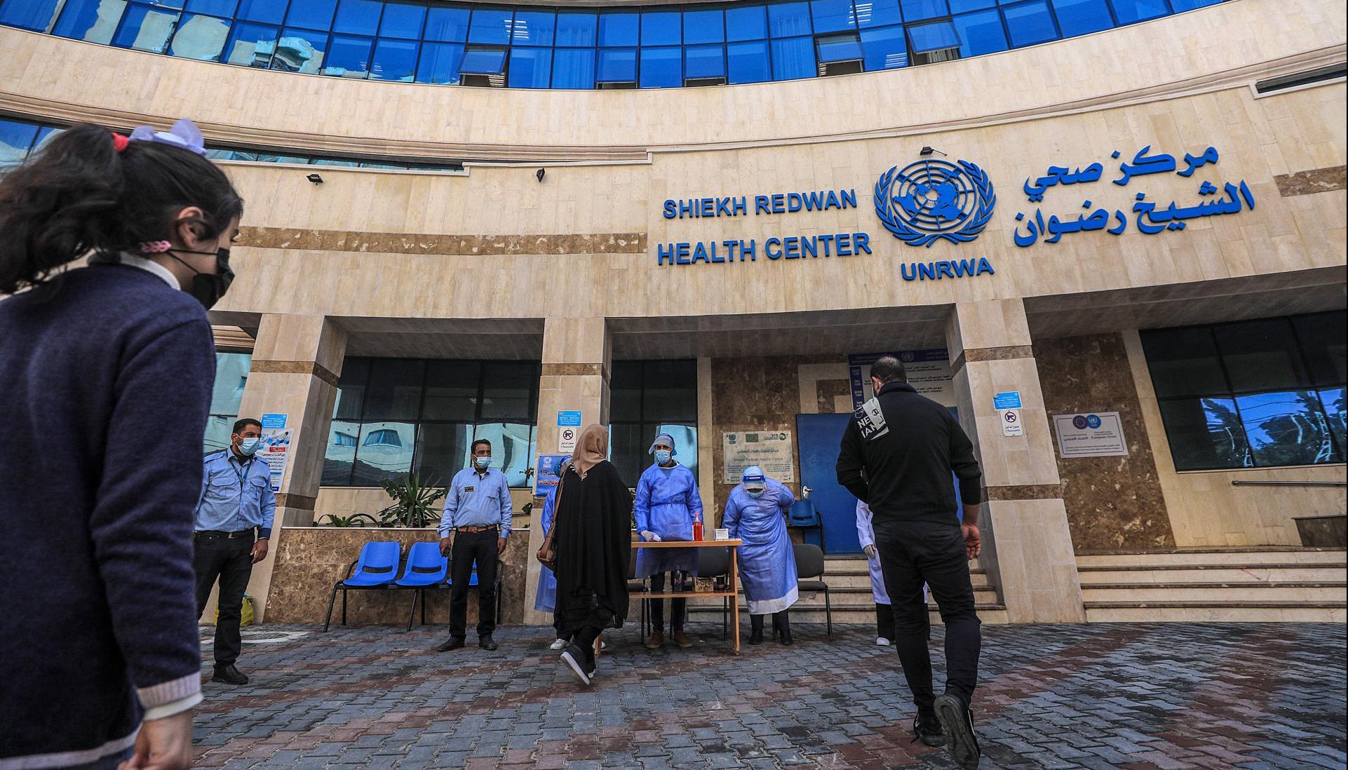 Fachada de un hospital gestionado por la Agencia de la ONU para los Refugiados Palestinos en Gaza.