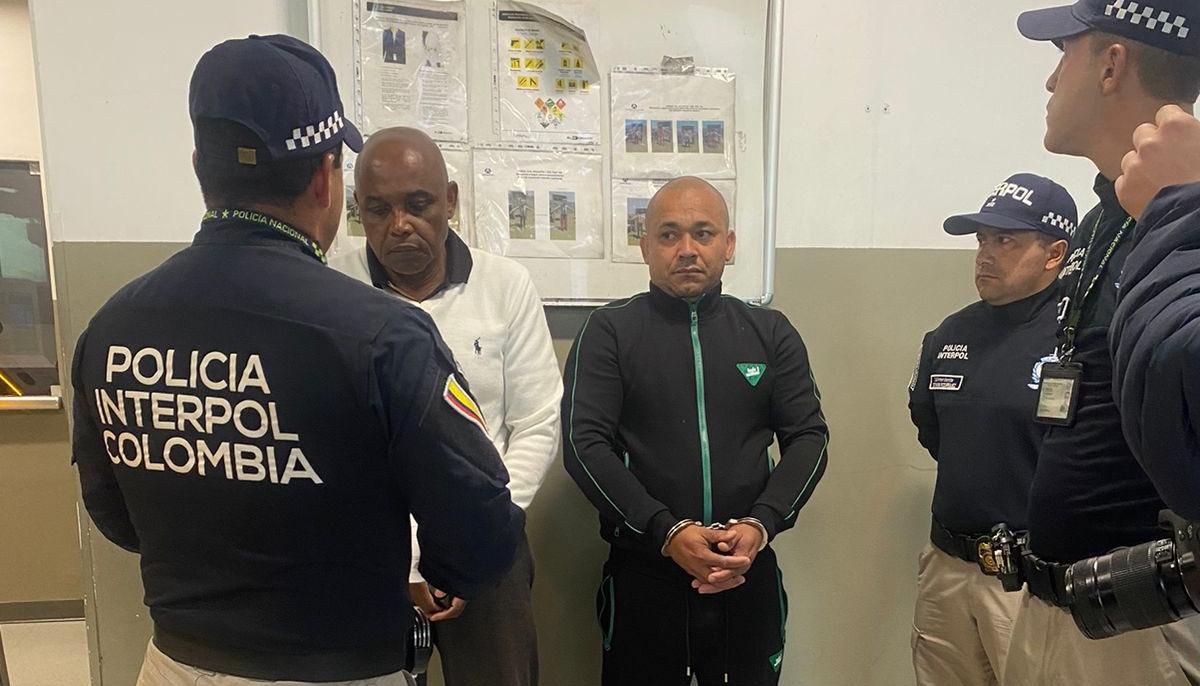 Omar Ambuila durante su proceso de extradición junto con las autoridades.