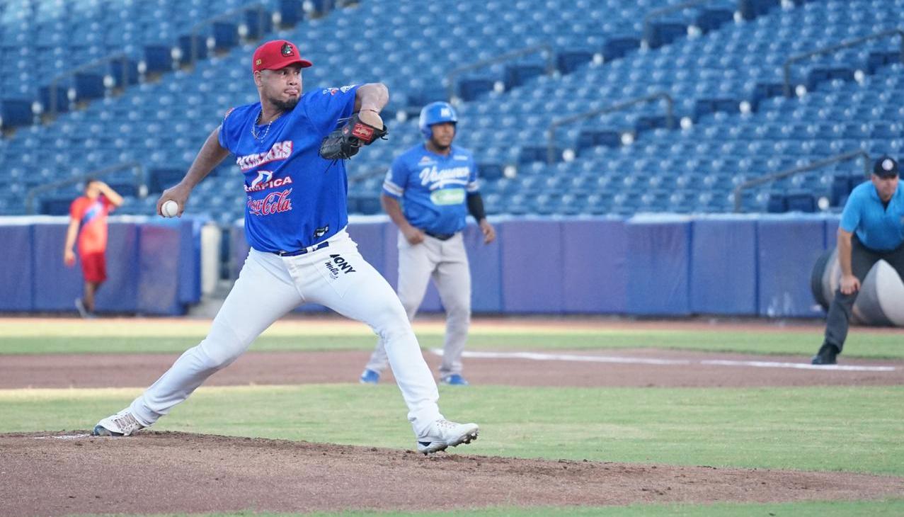Omar Bencomo, lanzador venezolano de Caimanes, ganó el juego tras una labor de cinco entradas.
