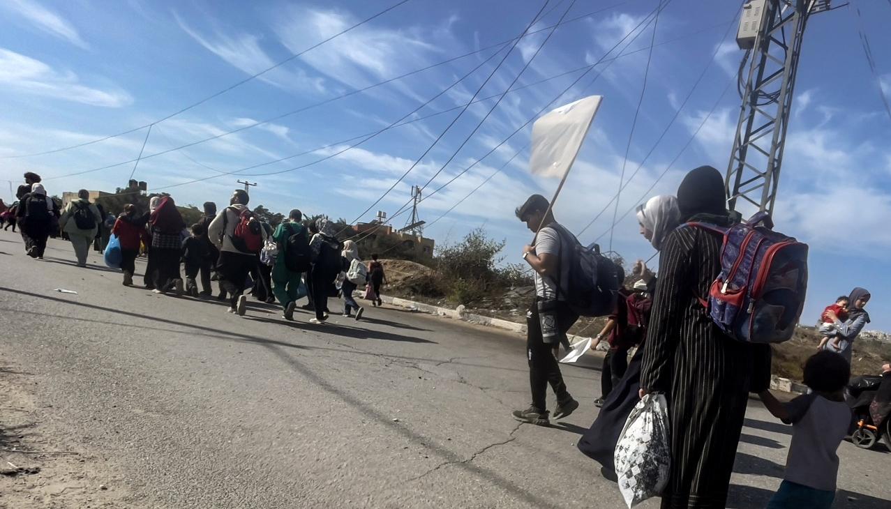 Palestinos, con una bandera blanca improvisada, parten hacia el sur de la Franja de Gaza.