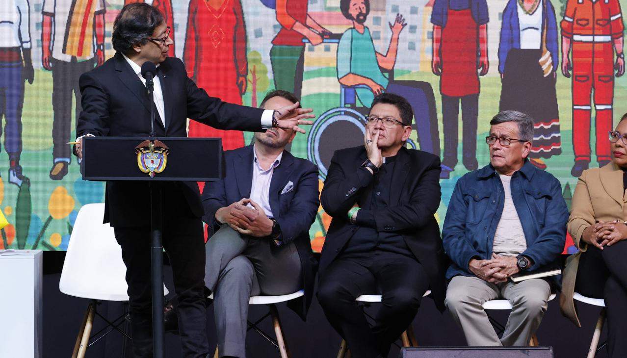 El Presidente Gustavo Petro y los negociadores del ELN.