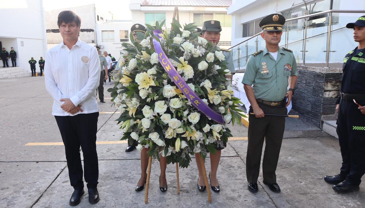 Agentes policiales celebrando sus 132 años de historia.