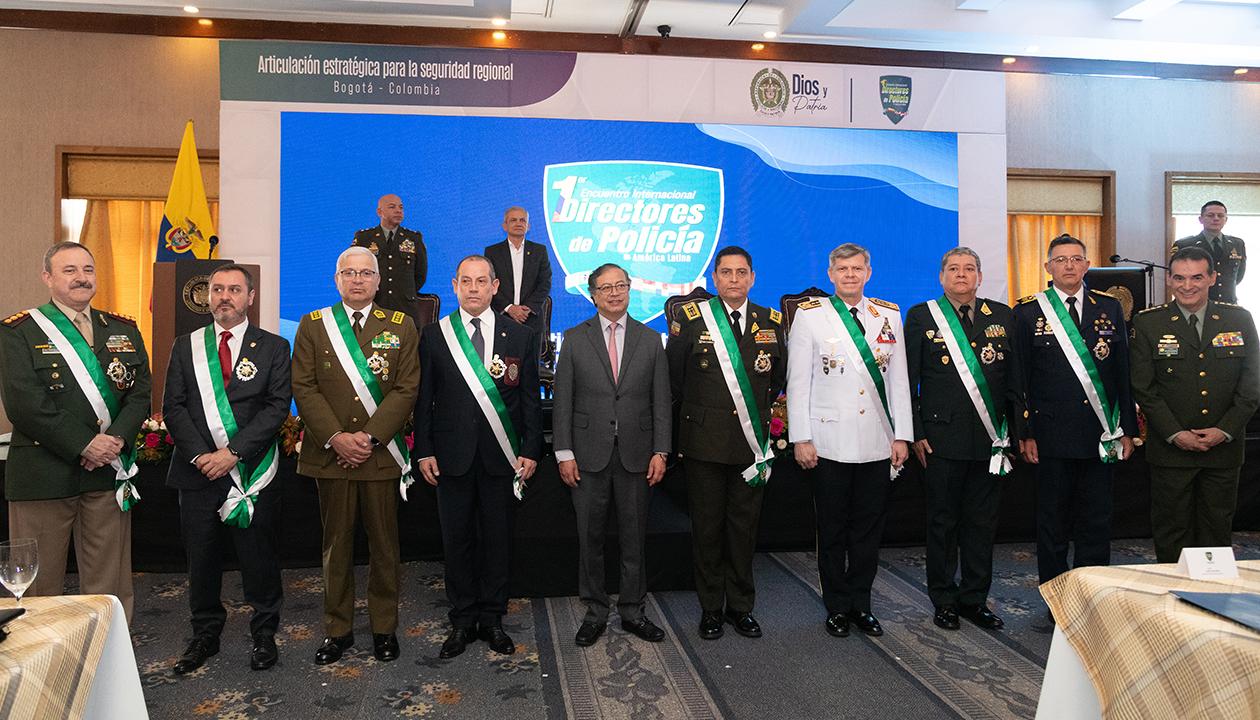Gustavo Petro junto con los directores de policía de América Latina.
