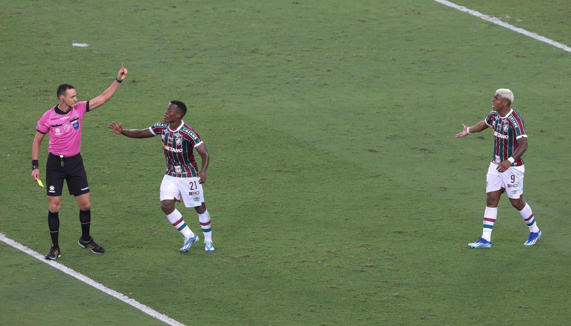 Wílmar Roldán expulsando a un jugador de Fluminense.