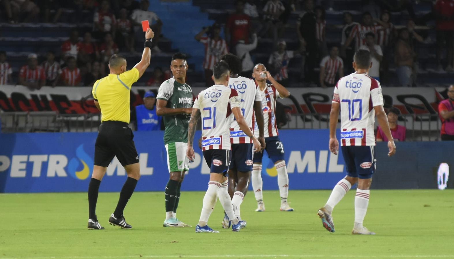 Momento de la expulsión de Luis 'Chino' Sandoval.