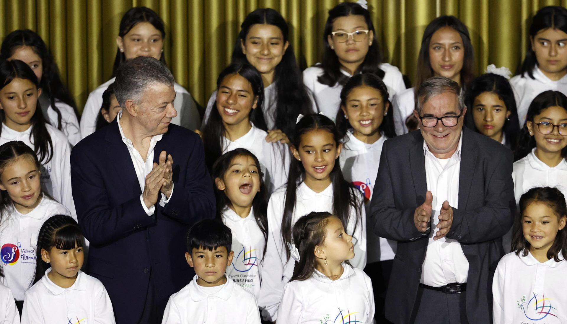 El ex Presidente Juan Manuel Santos  junto al ex comandante de las FARC, Rodrigo Londoño.