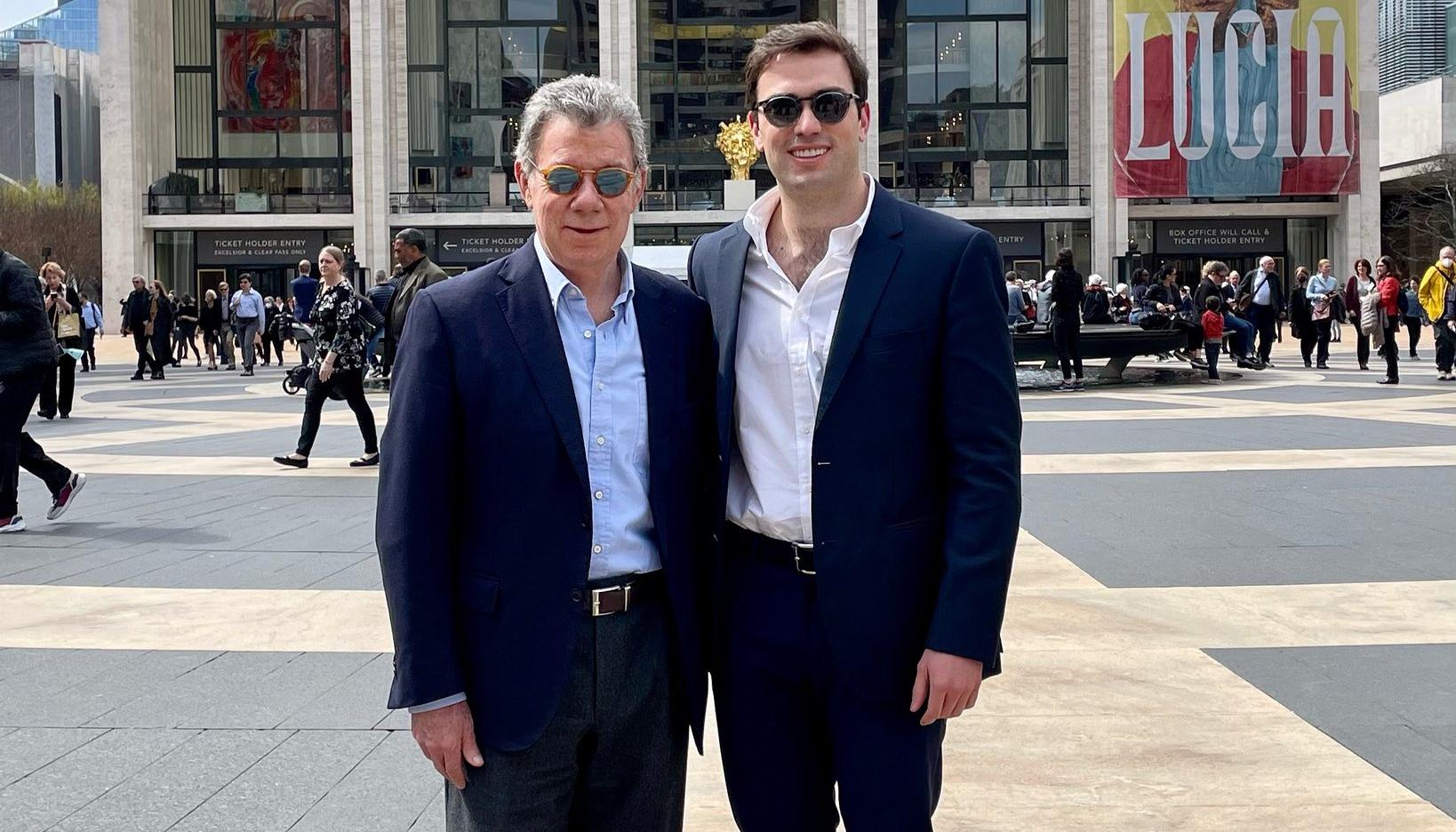 Esteban Santos junto a su padre, el ex Presidente Juan Manuel Santos.