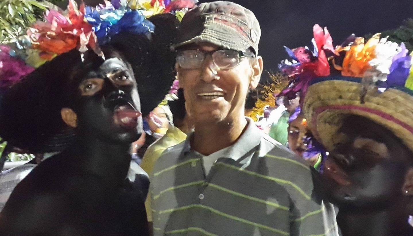 Tico Stevenson acompañado de miembros de una danza de son de negro.