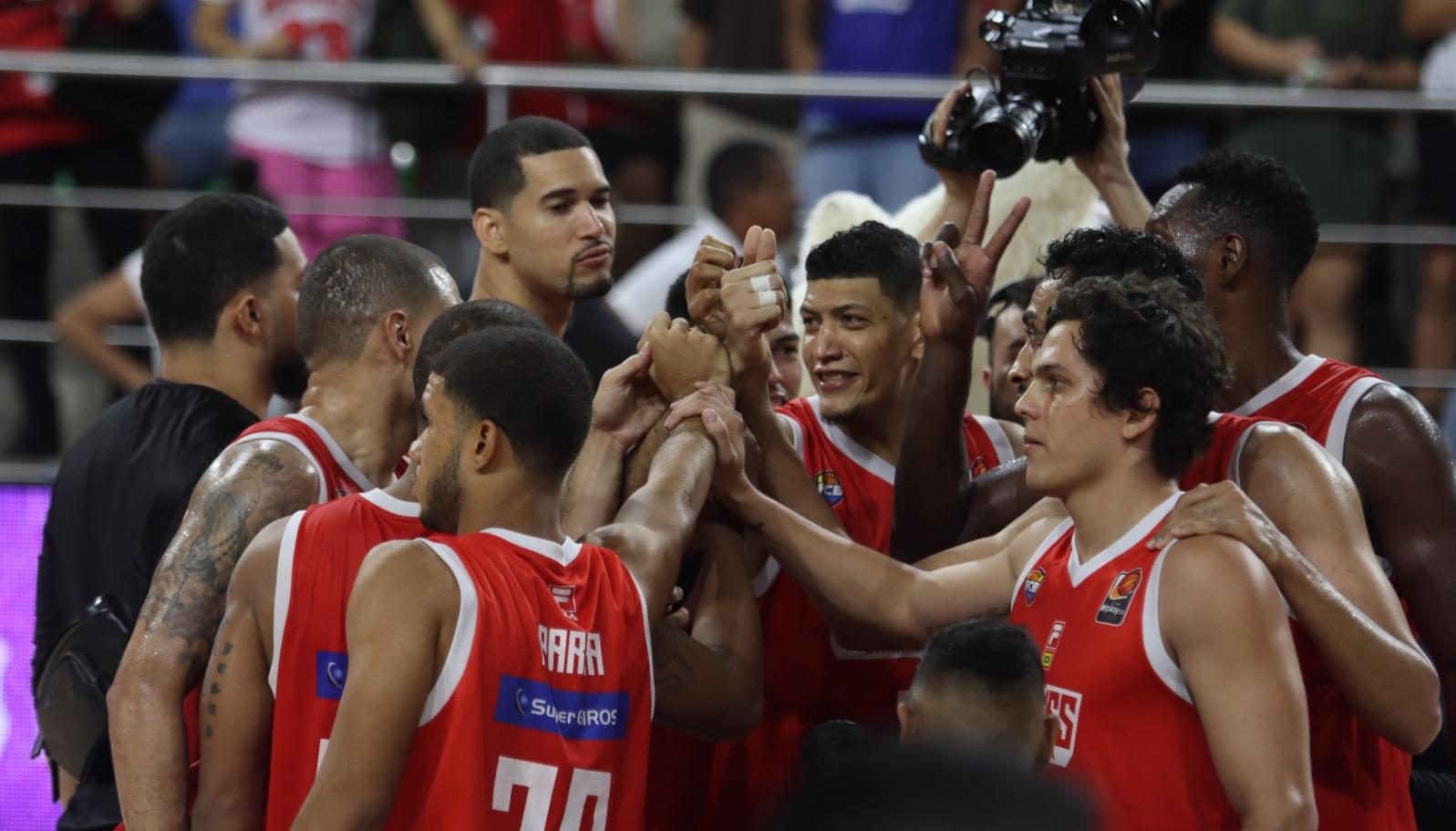 Jugadores de Titanes celebrando el triunfo en el Elías Chegwin.