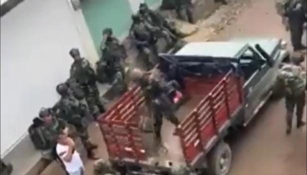 Uno de los camiones en los que fueron sacados los soldados.