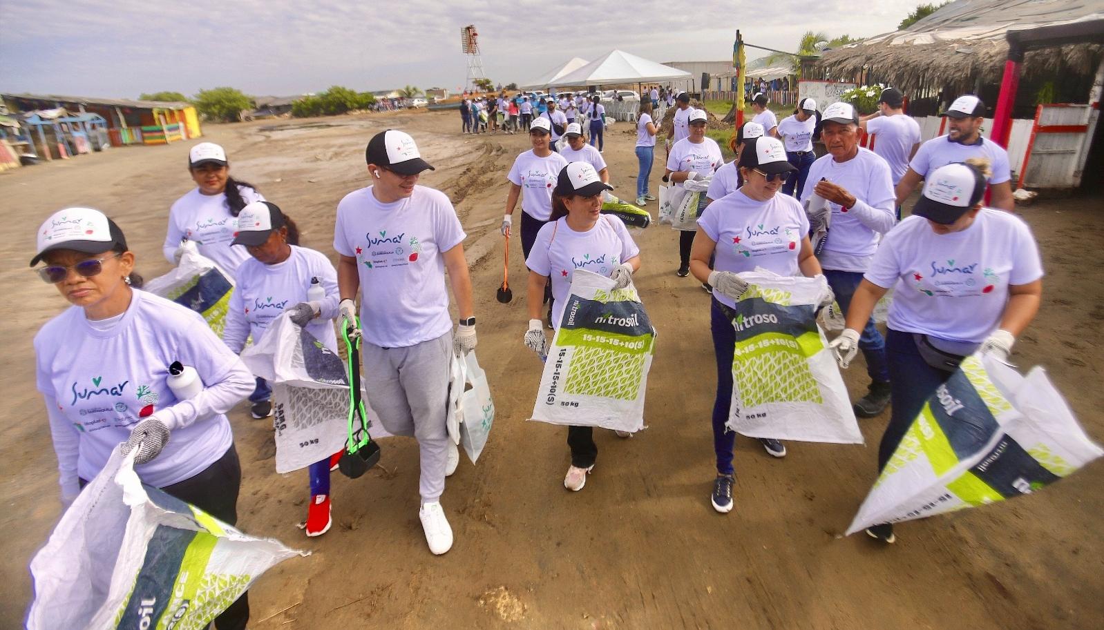 Voluntarios en limpieza en playa de Puerto Mocho.