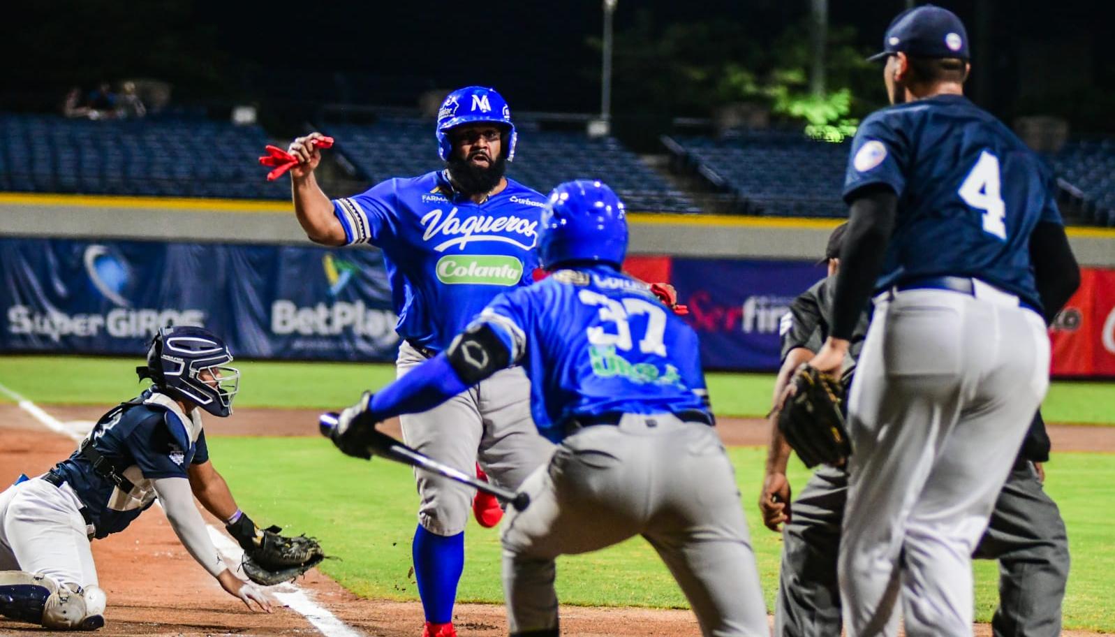 Wilfredo Giménez anota la tercera carrera de Vaqueros, en el primer inning.
