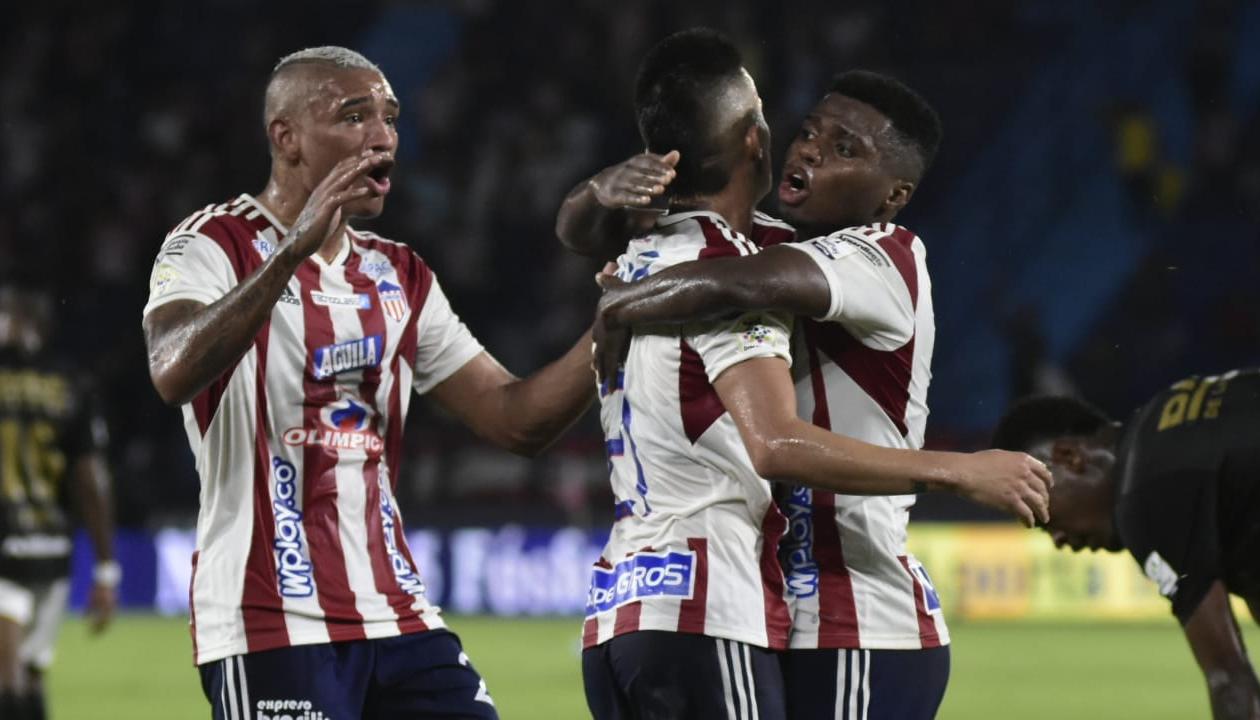 Jermein Peña, Wálmer Pacheco y Déiber Caicedo en el festejo de un gol del Junior.