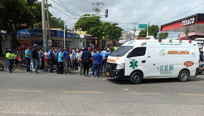 Personas rodeando el lugar del accidente.