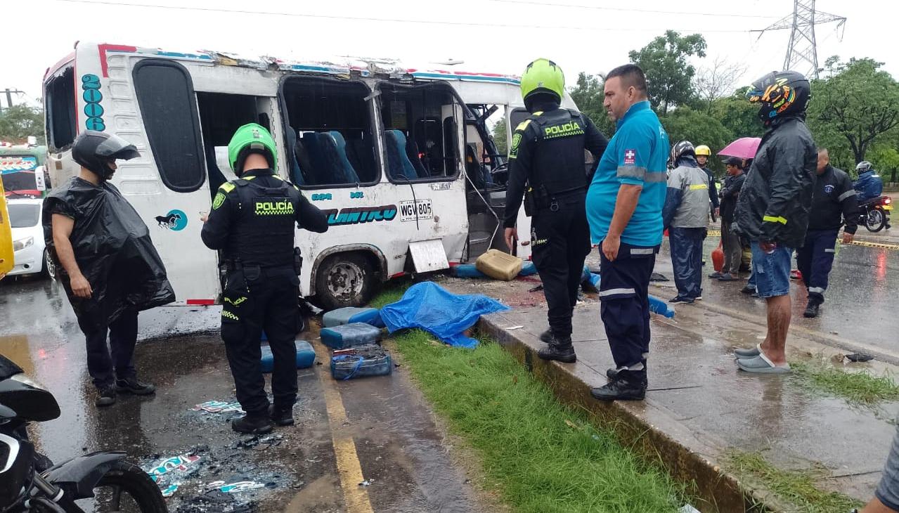 Estado en que quedó el bus volcado este domingo a la altura del Inem