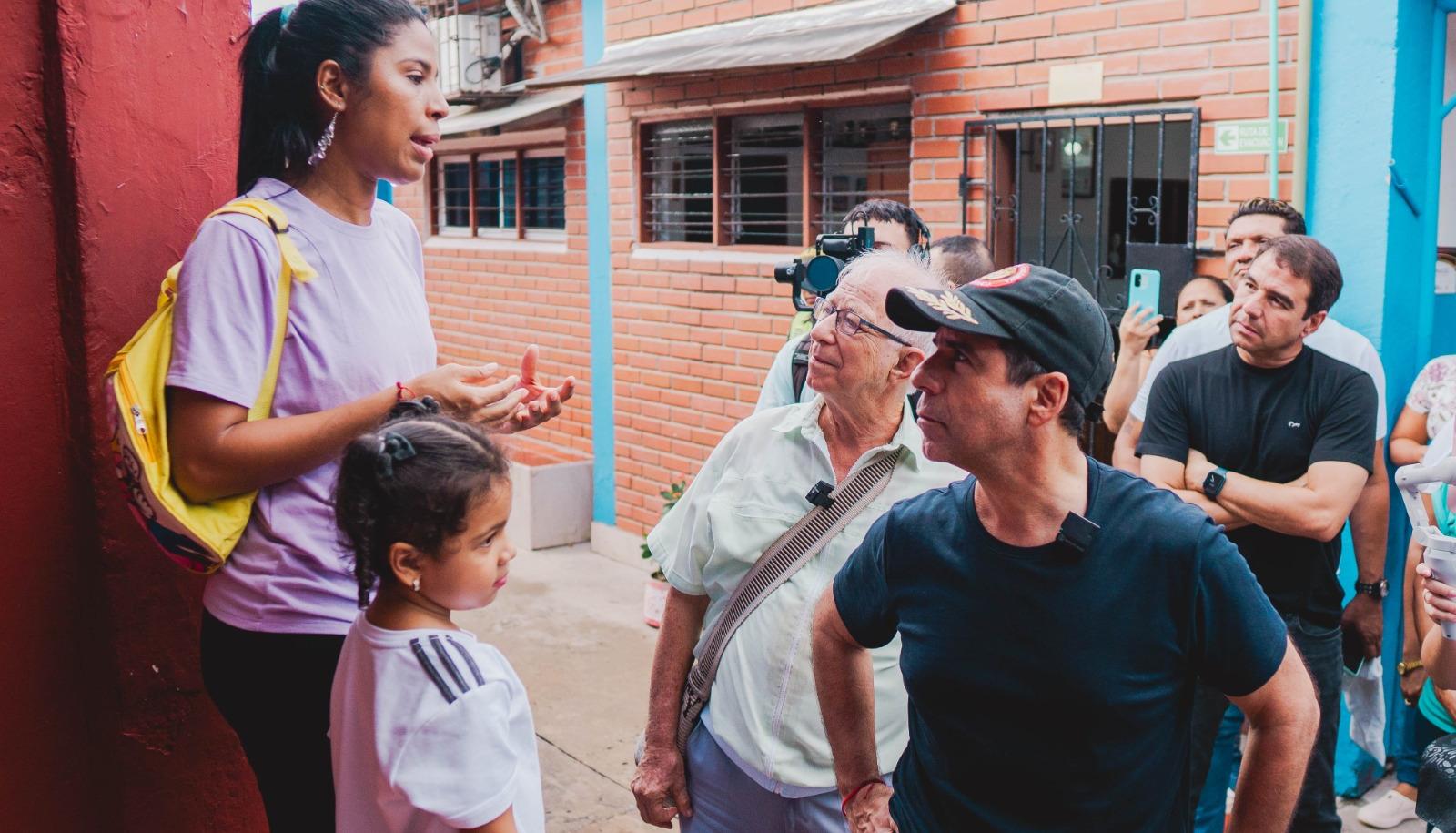 El alcalde electo Alex Char dialoga con una de las docentes del colegio Cívico 7 de abril 
