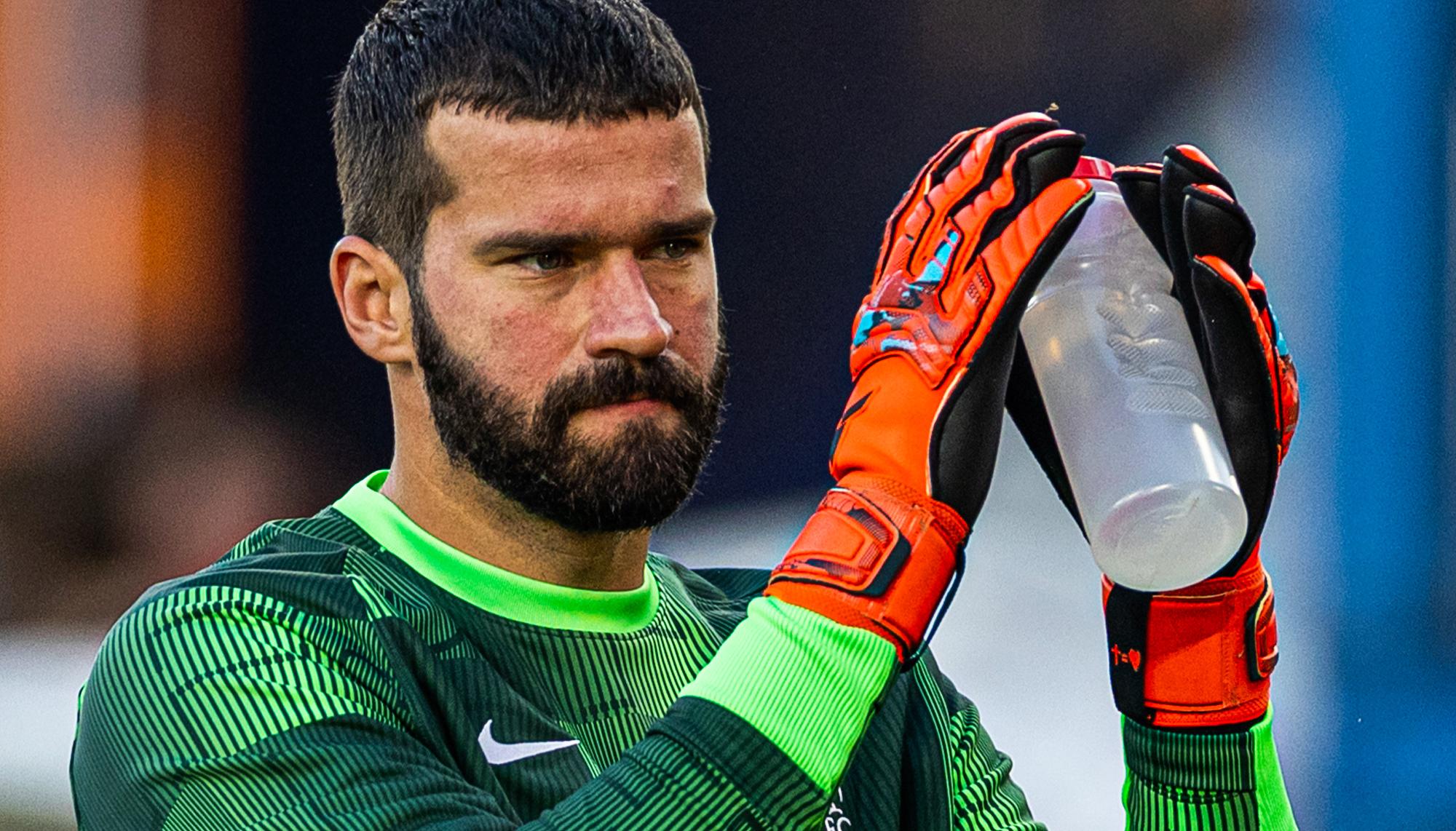 Alisson calentando antes del juego del Liverpool.