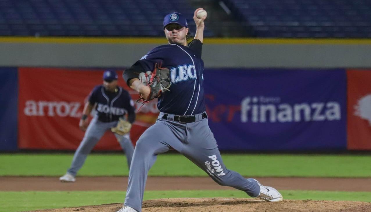 Richard Martínez, lanzador abridor de Leones, volvió a dominar la ofensiva de Caimanes.
