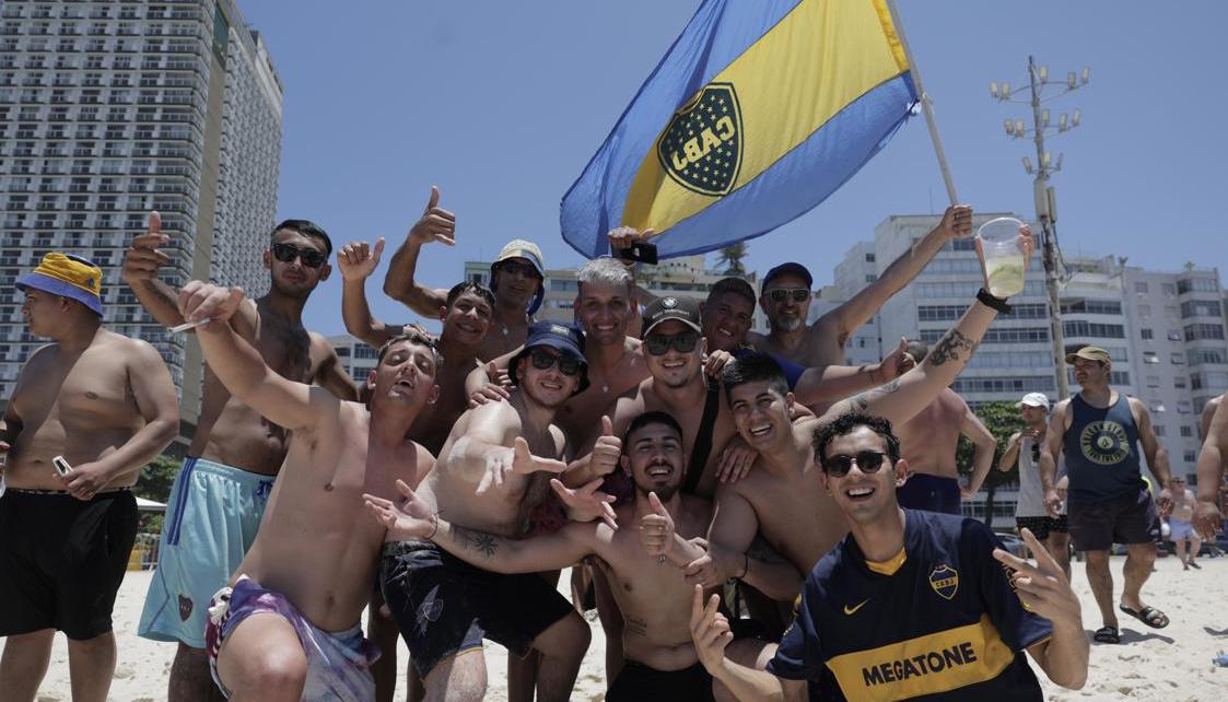 Los seguidores de Boca Juniors se han congregado en la playa de Copacabana. 