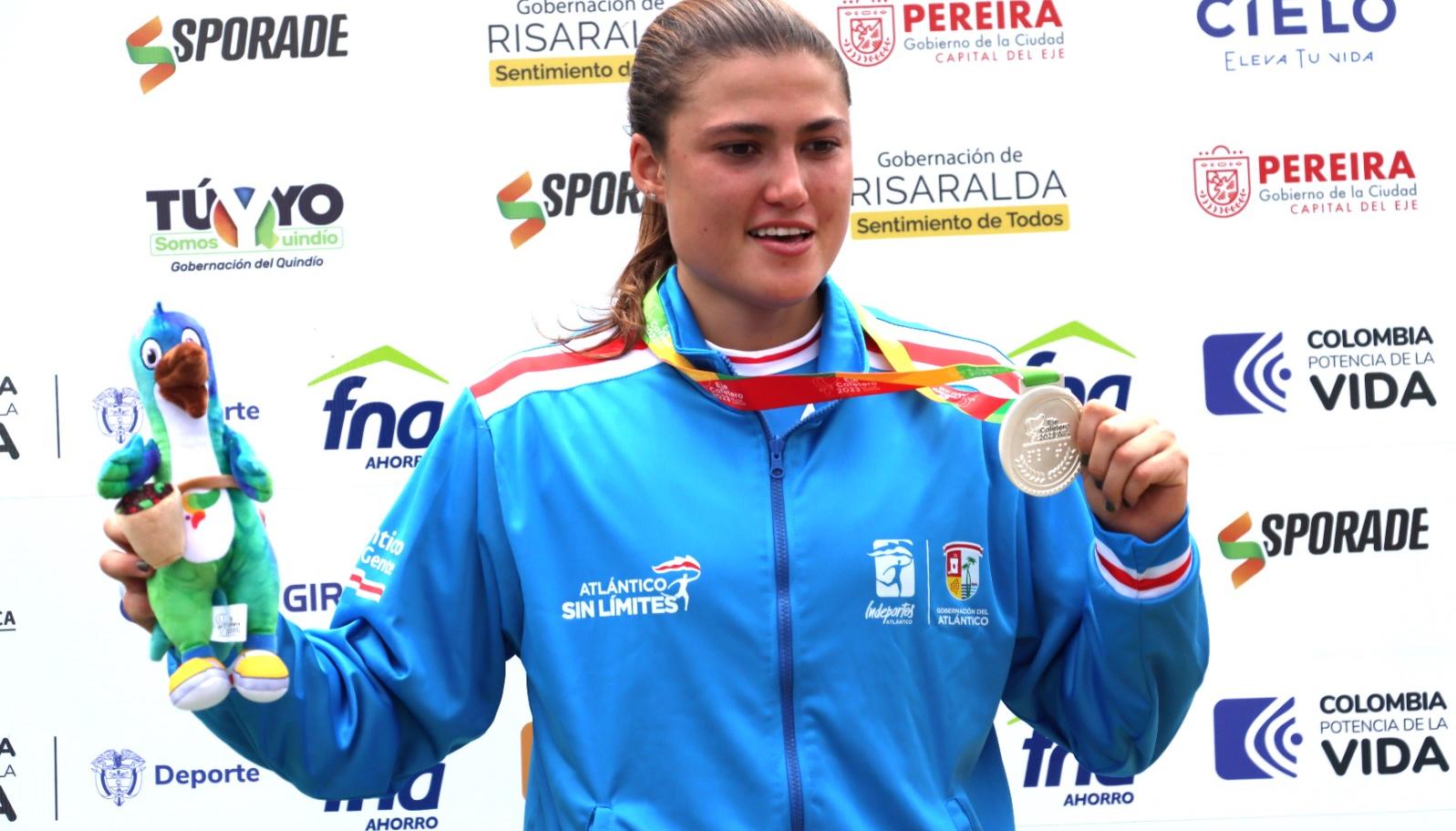 Gabriela Bolle en el podio con su medalla de plata. 