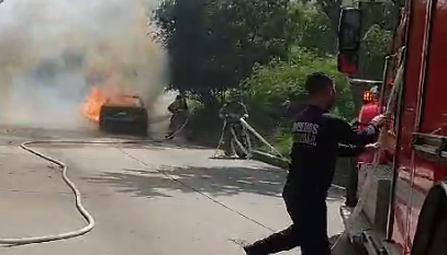 Momento exacto en el que el carro es consumido por las llamas.