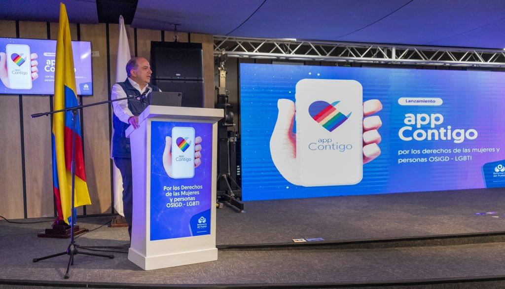 Carlos Camargo, Defensor del Pueblo, presentando el proyecto.