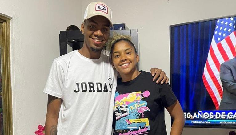 La futbolista Jorelyn Carabalí con su hermano Paulo Andrés. 